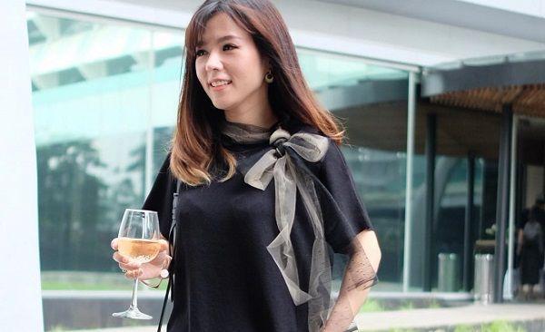 Mama Muda Hobi Traveling? Contek 10 Gaya Julie Taslim Bak Anak Muda