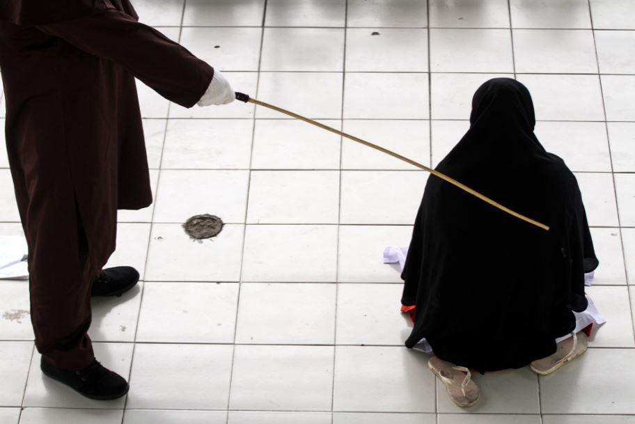 Hukuman Cambuk Digelar di Aceh, Tanpa Dihadiri Anak-Anak