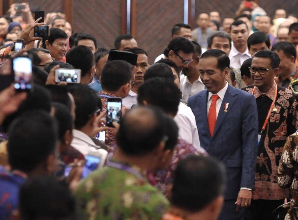 www.twitter.com/@jokowi
