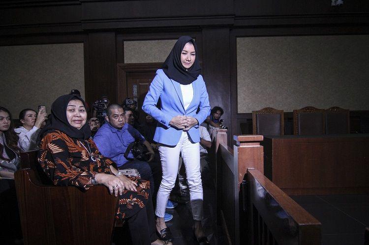 5 Gaya Bupati Kutai Nonaktif Rita Widyasari, Tetap Kece saat Sidang