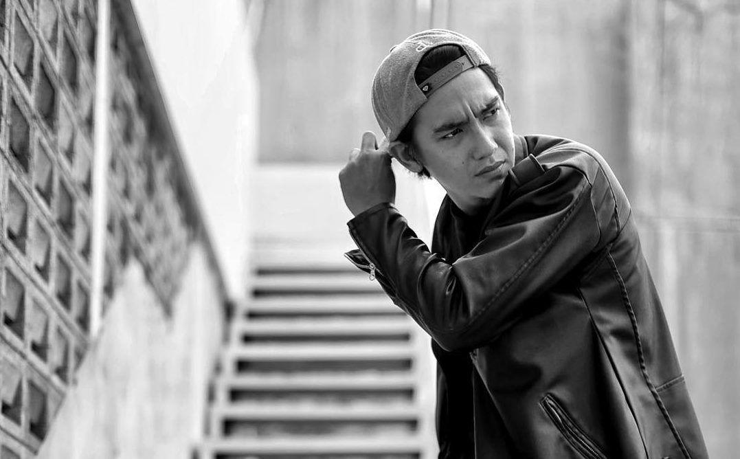 10 Gaya Stylish & Cool untuk Hangout ala Adipati Dolken
