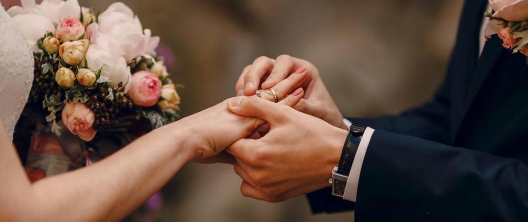 Mengapa Orang Rusia Mengenakan Cincin Nikah di Tangan Kanan?