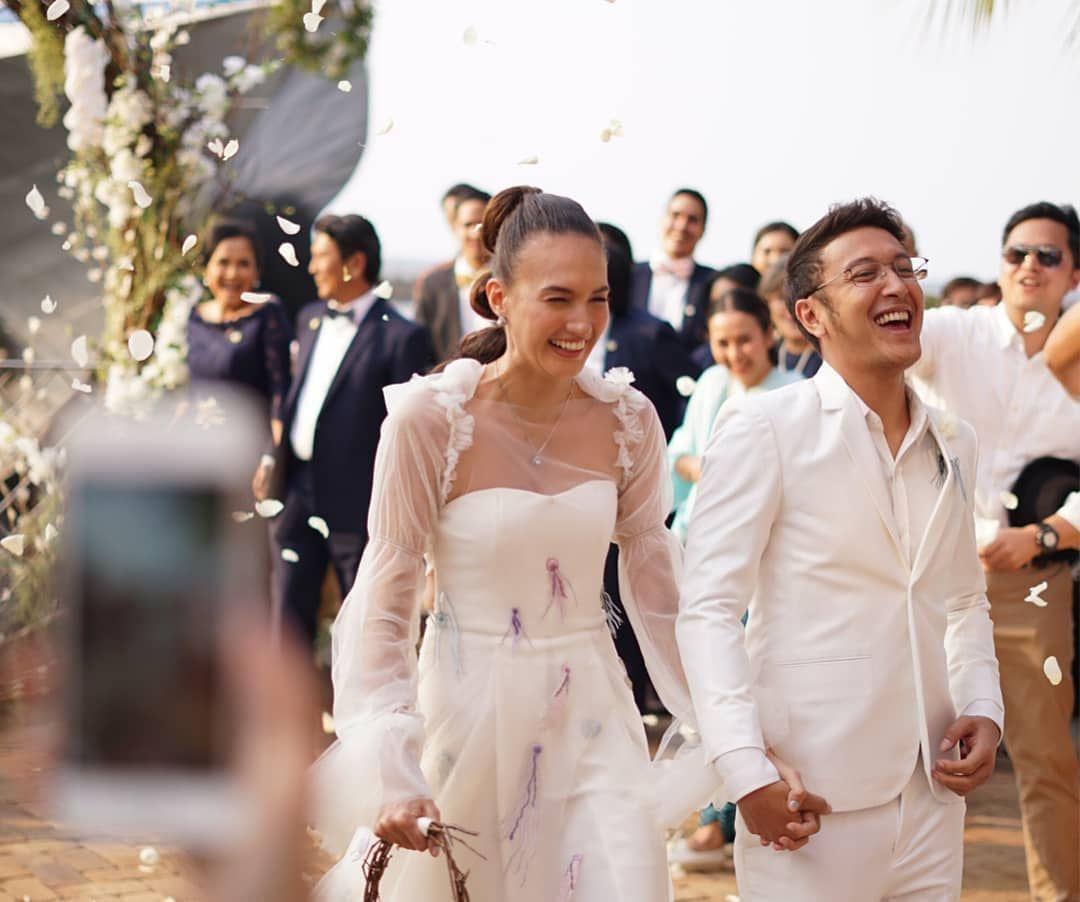 8 Potret Suasana Resepsi Kedua Dimas Anggara & Nadine, Romantis!