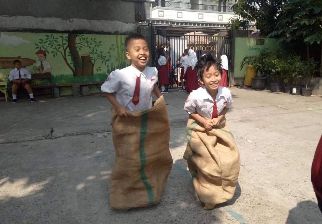 Hari Pertama Sekolah, SD Ini Sediakan Permainan Tradisional