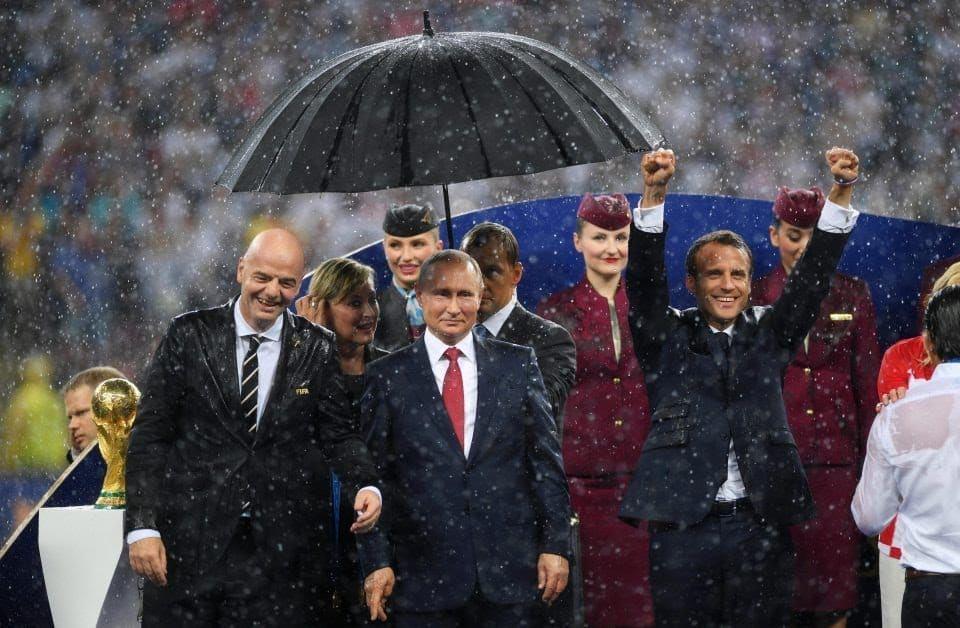 5 Potret Putin Dipayungi saat Final Piala Dunia, Lainnya Hujan-hujanan