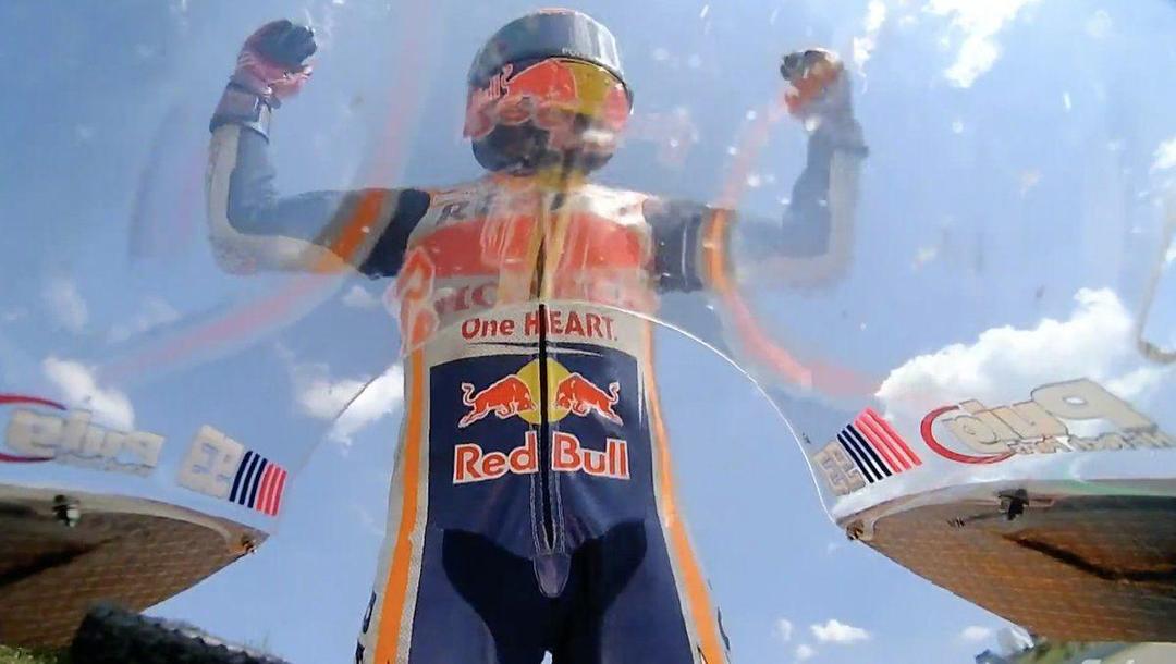 Sambil Datangi Fans Rossi, Marquez Rayakan Kemenangan di GP Jerman