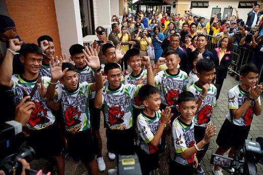 Keluar dari RS, Bocah Gua Thailand Akhirnya Muncul di Depan Publik