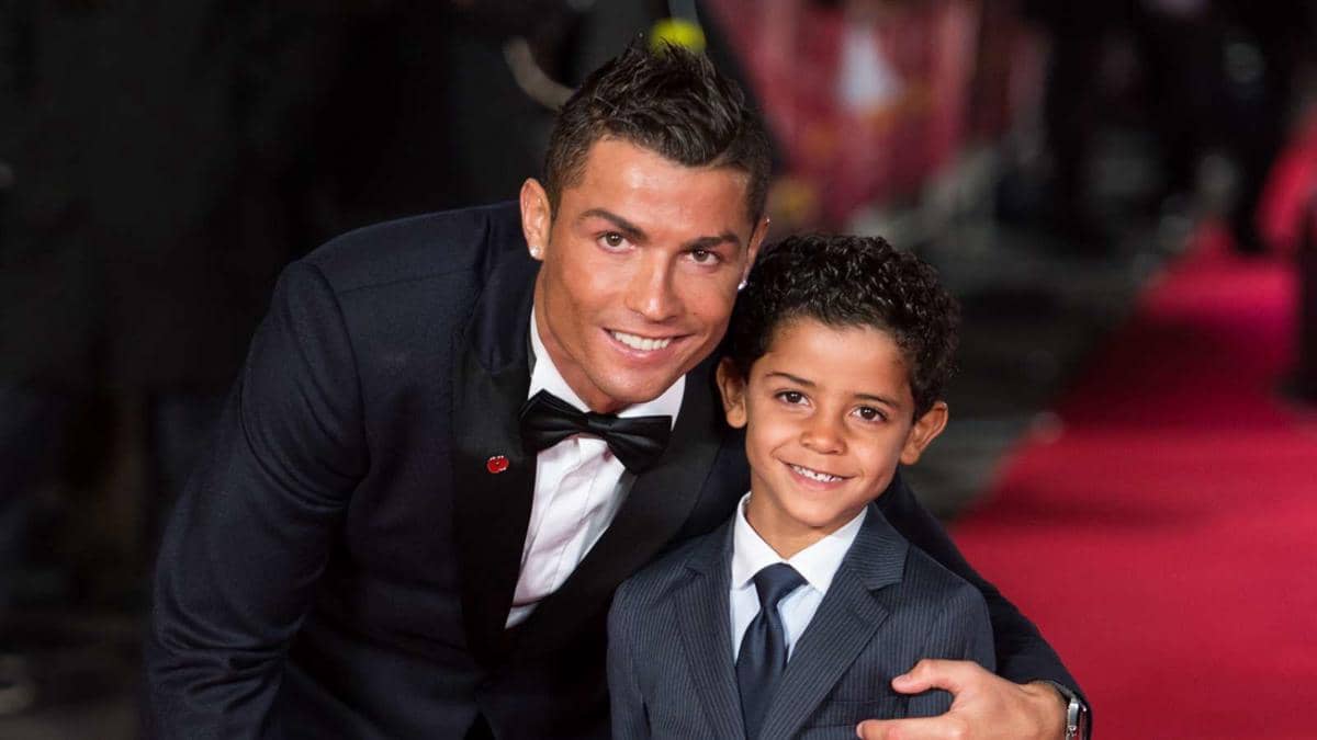 Selain Jago Sepak Bola, 9 Alasan Ini Bikin Ronaldo Pantas Dicintai