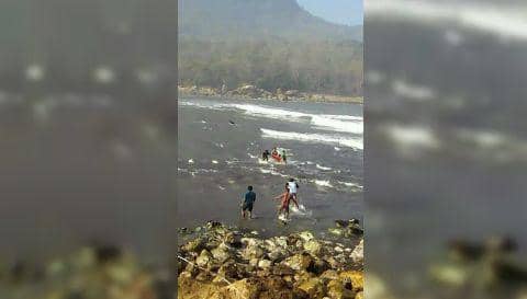 Kronologis Kapal Nelayan di Jember Digulung Ombak