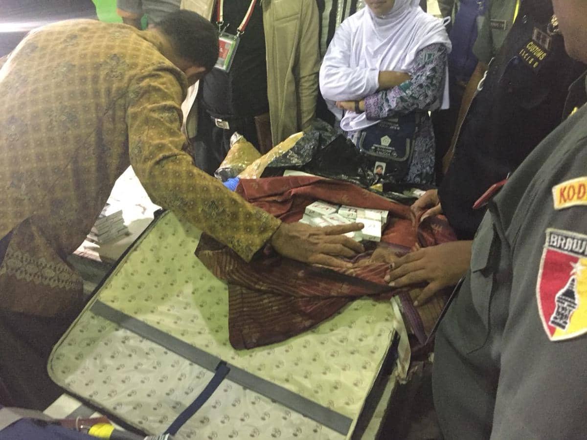 Petugas Sita Puluhan Slop Rokok dari Jemaah Haji Asal Jember