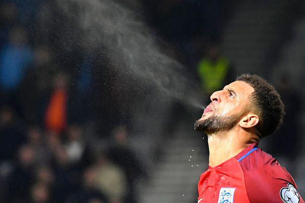 Pernah Lihat Pesepak Bola Memuntahkan Air Minumnya? Ada Manfaatnya Lho