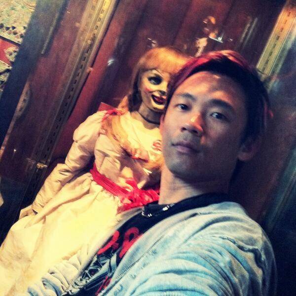 James Wan bersama Annabelle | twitter.com/creepypuppet