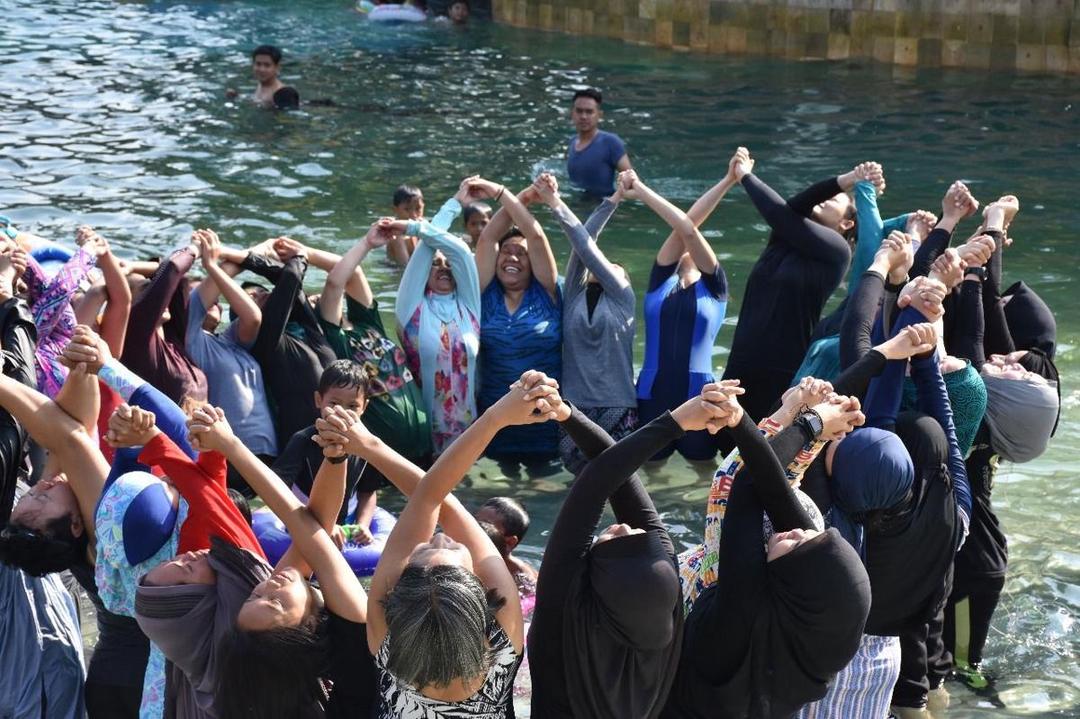 Bosan Yoga di Darat? Yuk Coba Sensasi di Kolam Ombak Atlantis Ancol