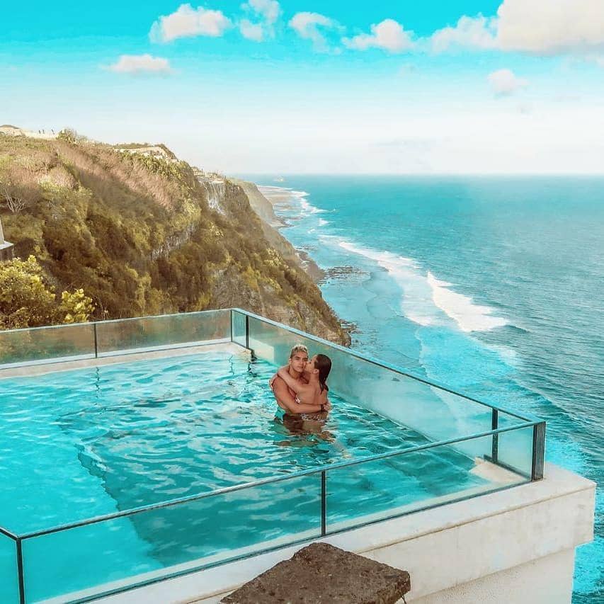 10 Pose Mesra Artis dan Kekasihnya Renang Bareng, Bikin Heboh!