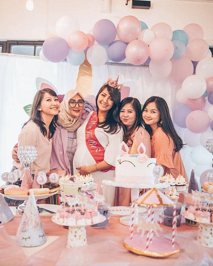 Super Gemas, 10 Potret Baby Shower Kehamilan Kedua Sharena Delon