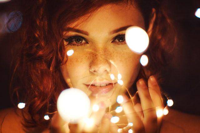 6 Cara Membuat Makeup Freckles yang Sedang Trendi dengan Pensil Alis
