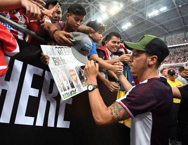 twitter.com/MesutOzil1088