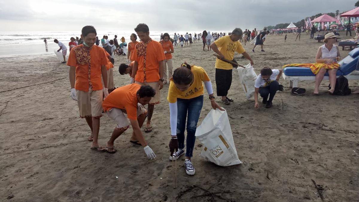 FOTO: Serunya Bersih-bersih Pantai dan Melepas Penyu di Seminyak