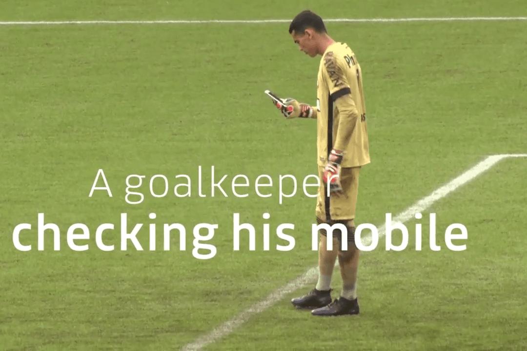 Jaga Gawang Sambil Pegang Ponsel, Kiper Brasil Dikenai Sanksi