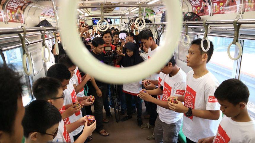 Seru! 50 Anak Lomba Rubik di Atas KRL