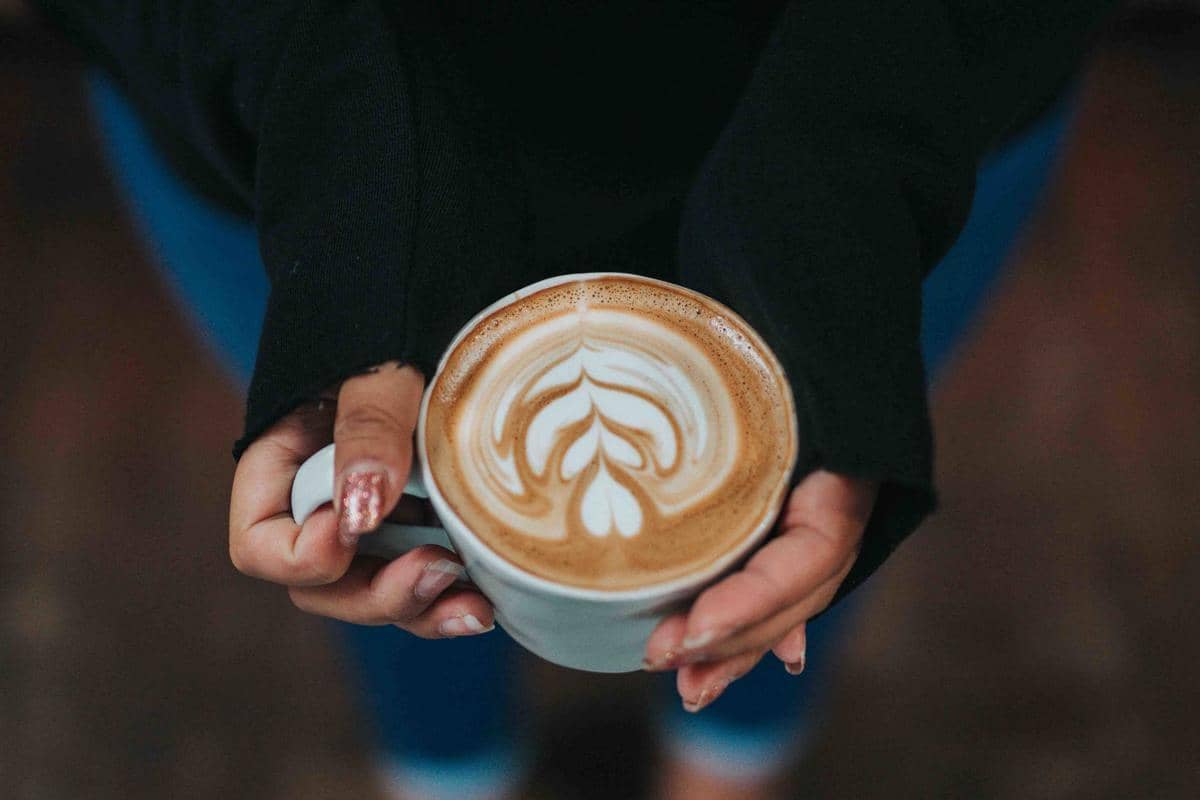 Kamu Akan Berpikir Ulang Minum Kopi Panas Setelah Mengetahui Fakta Ini