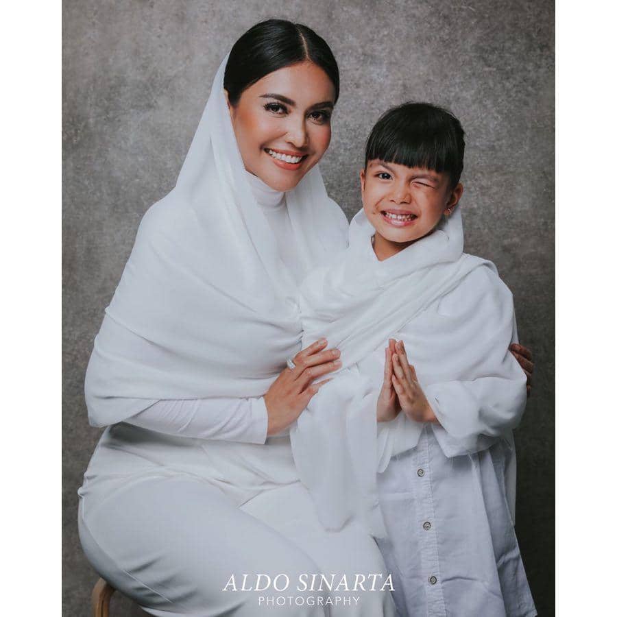 8 Seleb yang Diuji dengan Sakit Sang Anak, Tabah Banget