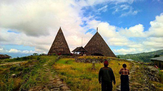 6 Wisata Kampung Adat Paling Unik di Flores, Eksotis Banget!