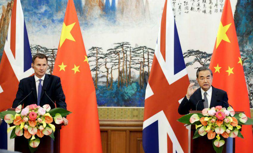 Menteri Luar Negeri Inggris Jeremy Hunt dan Menteri Luar Negeri China Wang Yi (ANTARA FOTO/REUTERS/Jason Lee)