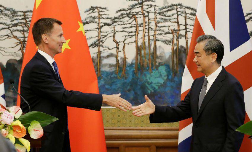 Menteri Luar Negeri Inggris Jeremy Hunt (ki) berjabat tangan dengan Menteri Luar Negeri China Wang Yi