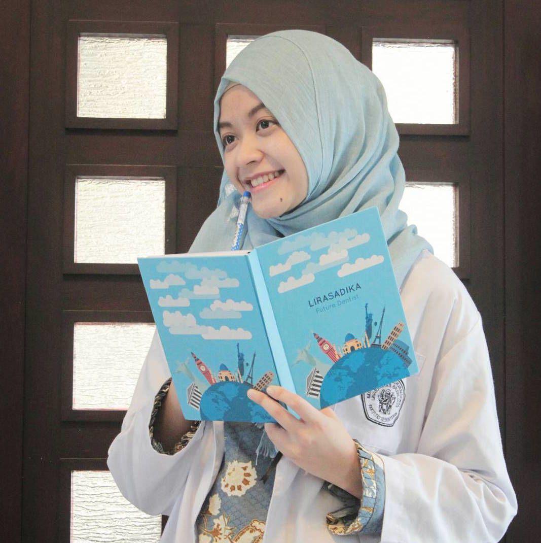 10 Potret Lirasadika, Dokter Muda & Hijaber Bersuara Merdu Asal Malang