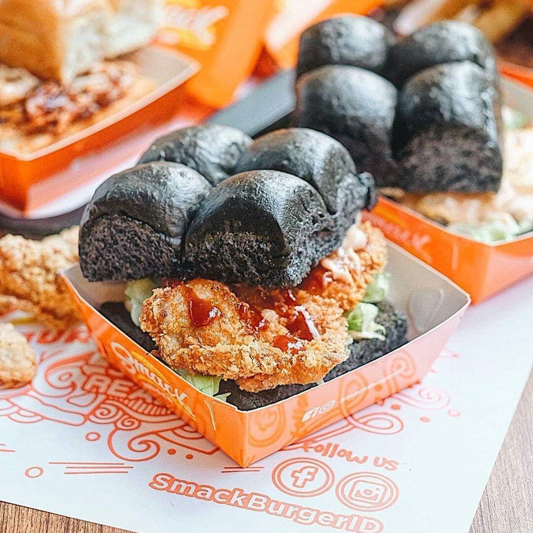 5 Kafe di Jakarta Ini Sajikan Burger Hitam, Menggoda Selera Banget!