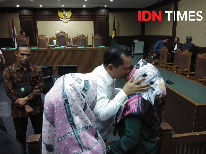 (Bupati non aktif Hulu Sungai Tengah, Abdul Latif tengah bersua dengan keluarga) IDN Times/Santi Dewi