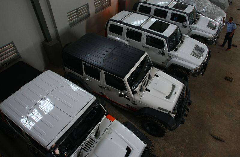 (Koleksi mobil mewah milik Abdul Latif yang disita oleh KPK) ANTARA FOTO/Muhammad Iqbal
