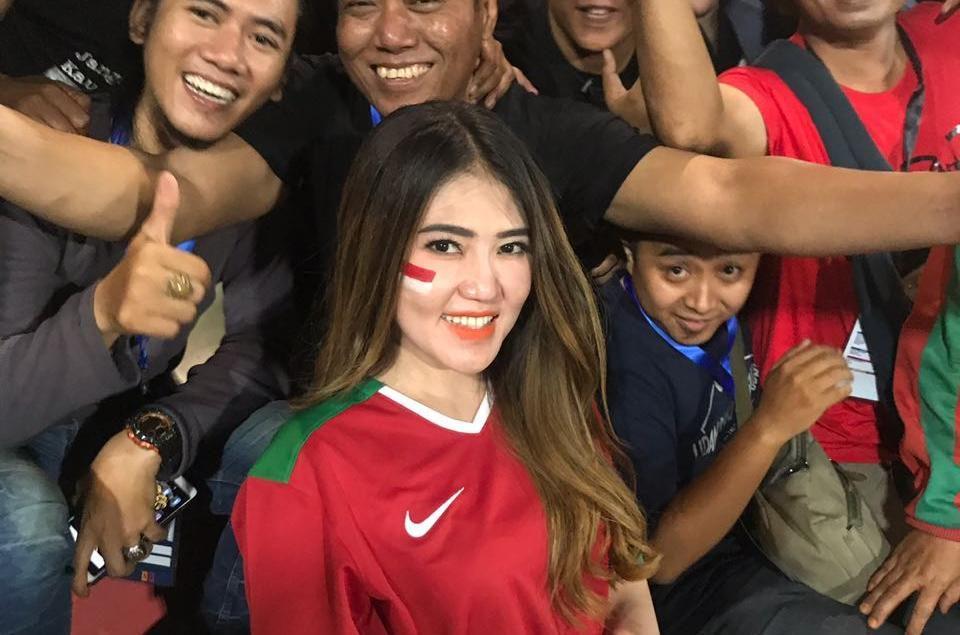 Bikin Salfok! Via Vallen Dukung Timnas Sampai Pimpin Viking Clap