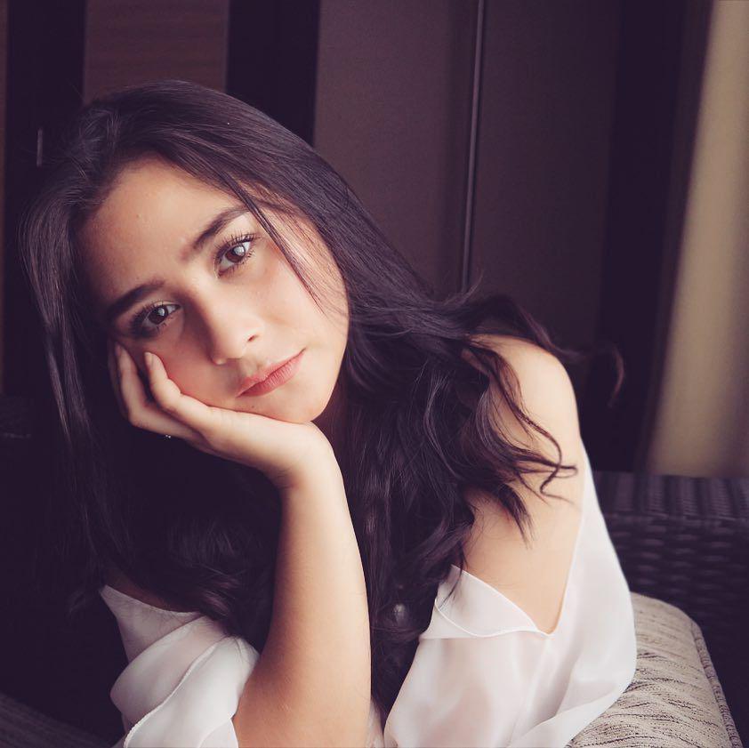 10 Gaya OOTD ala Prilly Latuconsina, Keren Banget!