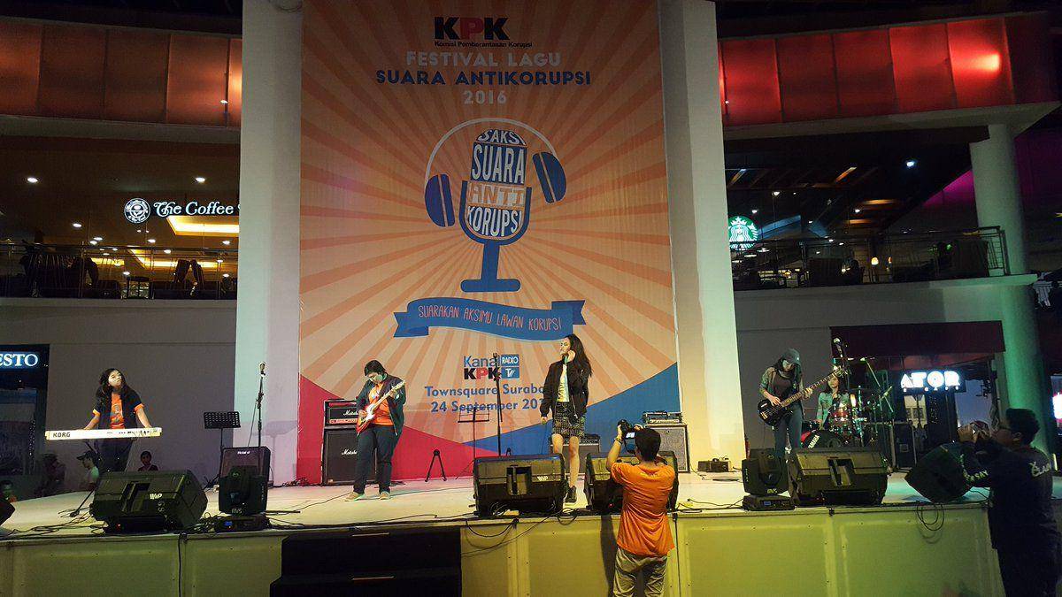 (Salah satu peserta band asal Surabaya tengah beraksi di Festival Saksi 2016) www.twitter.com/@KPK_RI