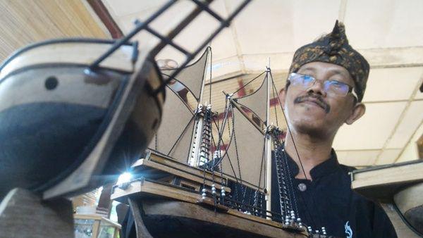 Perajin miniatur perahu Purwakarta membuat karya yang bernilai ekonomis. Dok.IDN Times/Istimewa