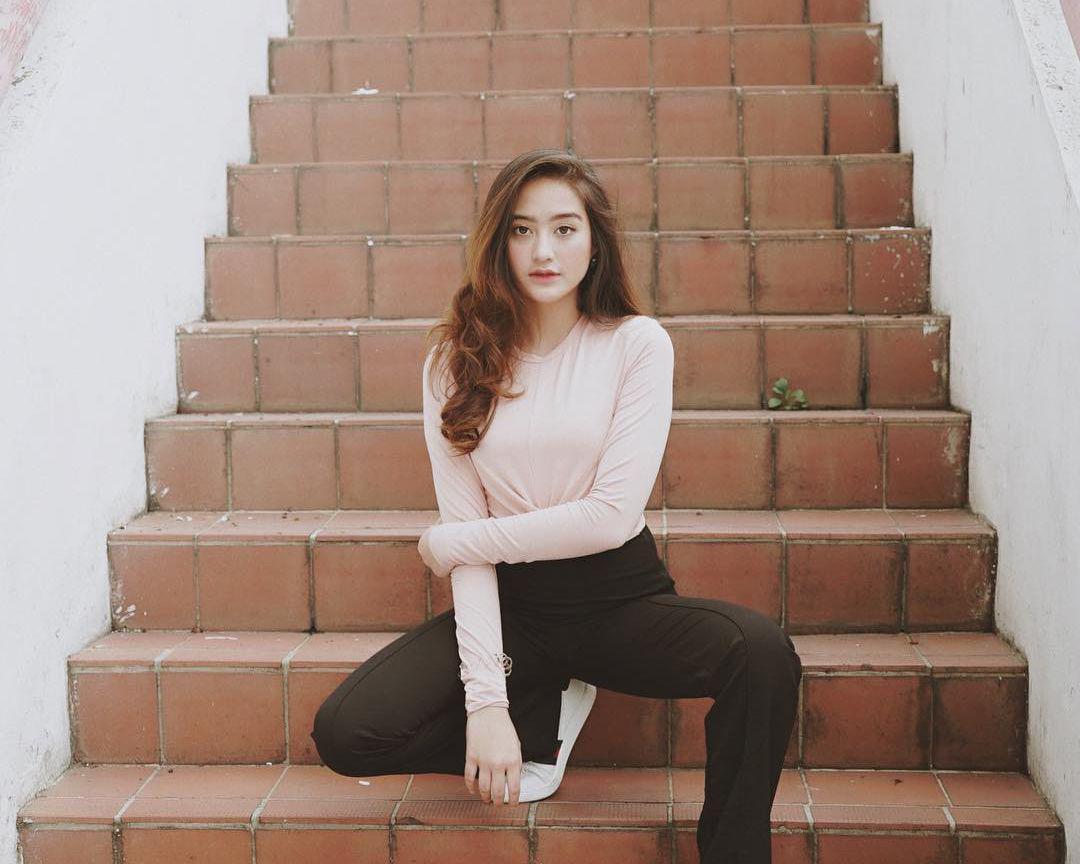 Semuanya Simpel & Mudah Ditiru, Ini Gaya OOTD ala Salshabilla Adriani