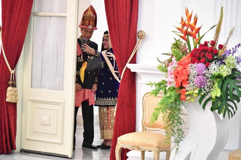 (Presiden Joko "Jokowi" Widodo ketika tengah selfie bersama istrinya Iriana) www.twitter.com/@jokowi