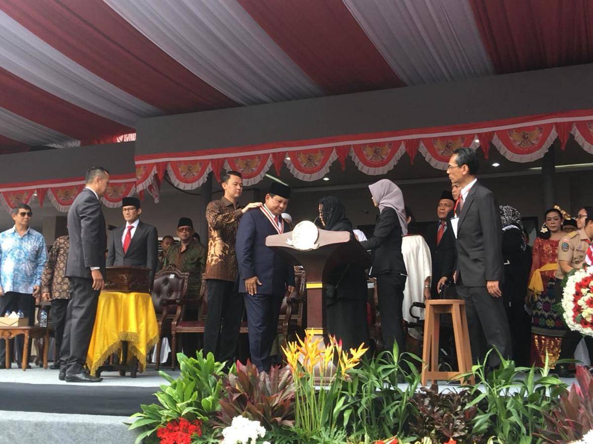 (Rachmawati memberikan penghargaan bagi Prabowo Subianto di Universitas Bung Karno) IDN Times/Fitang Aditia Budi