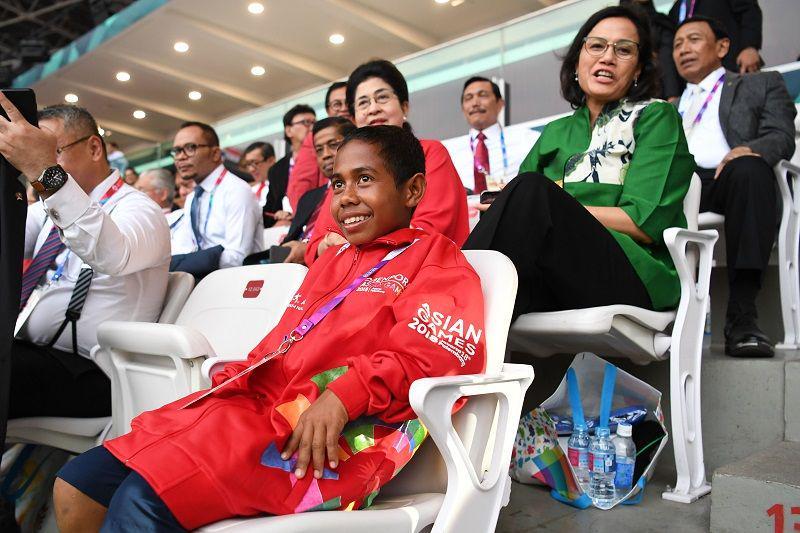 FOTO: Para Menteri Antre Selfie Bareng Joni, Bocah Heroik dari NTT