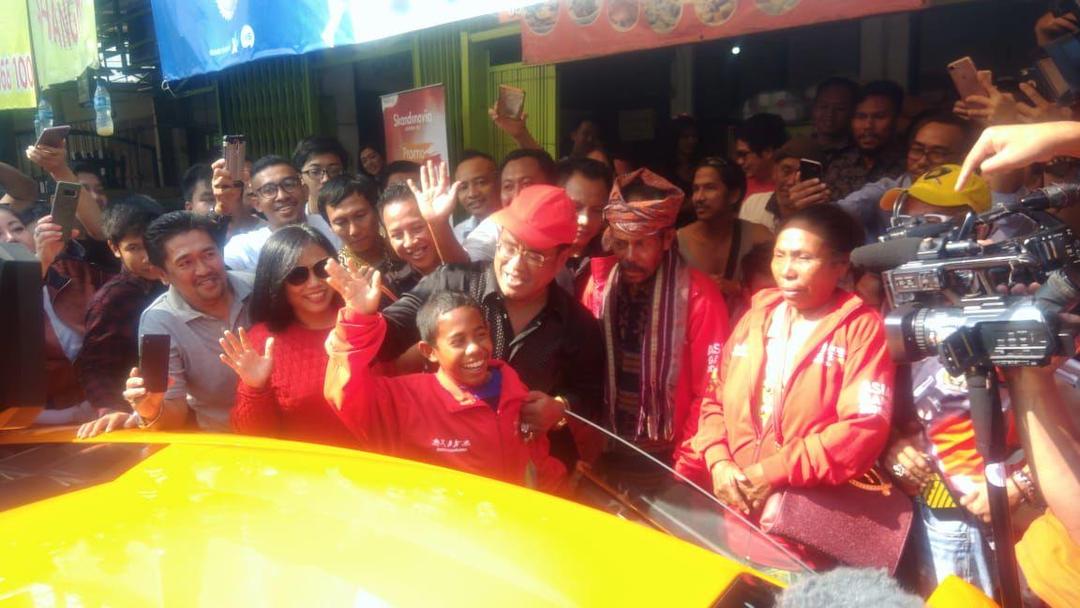 Joni si Pemanjat Tiang Bendera Dapat Rp50 Juta dari Hotman Paris