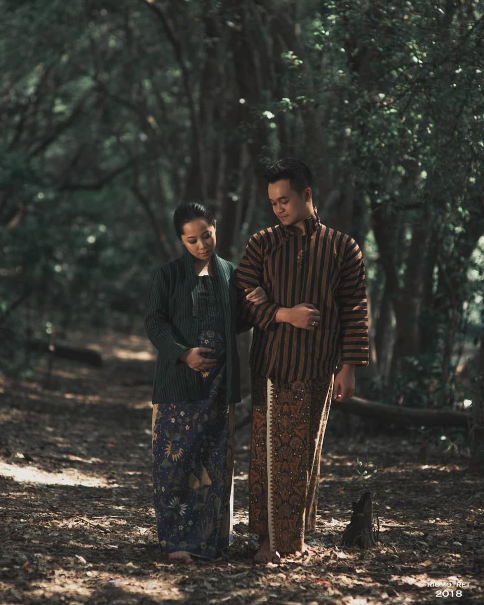 8 Potret Maternity Shoot Karina Salim Kenakan Busana Tradisional Jawa