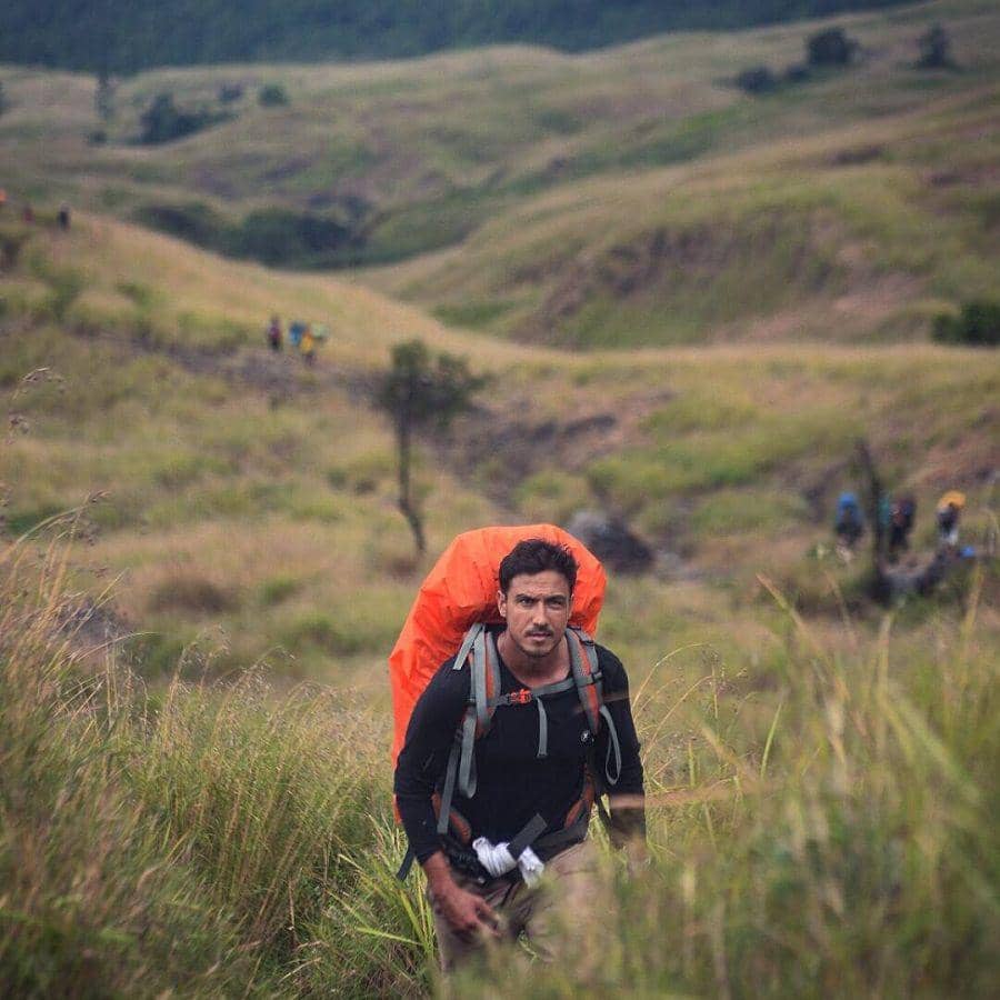 Gagah dan Manly, Pesona 6 Artis Penakluk Alam Ini Bikin Menjerit