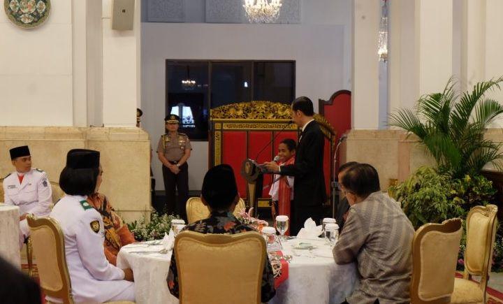 Jokowi Hadiahi Joni si Pemanjat Tiang Bendera Sepeda dan Rumah