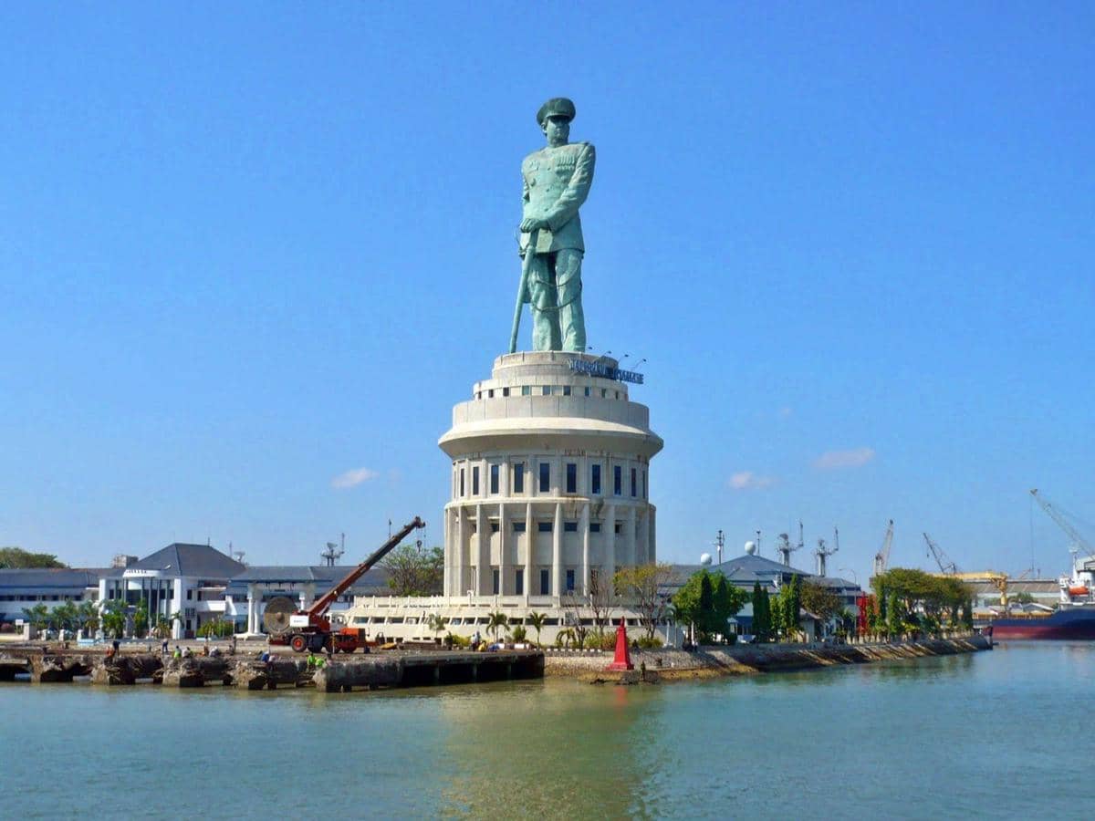 patung jalesveva jayamahe (sumber: backpackerjakarta.com)