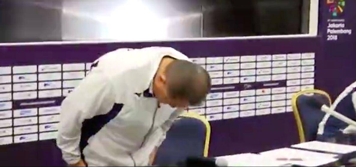 (Ketua Delegasi Atlet Jepang Yasuhiro Yamashita membungkuk sebelum memberikan jumpa pers) screen shot dari video Daily Mail