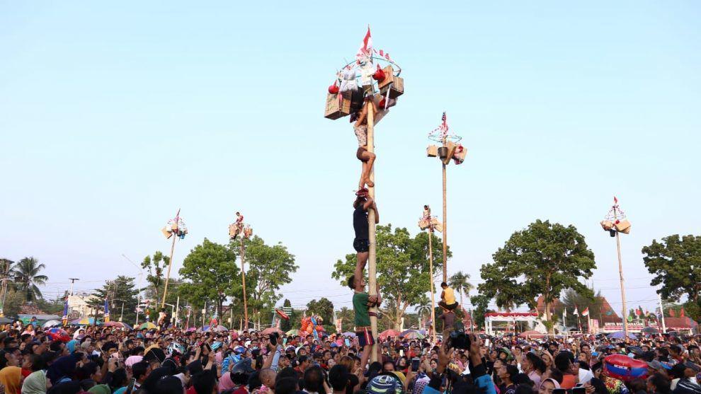 5 Makna Filosofis Ini Terkandung Dalam Lomba Panjat Pinang, Keren!