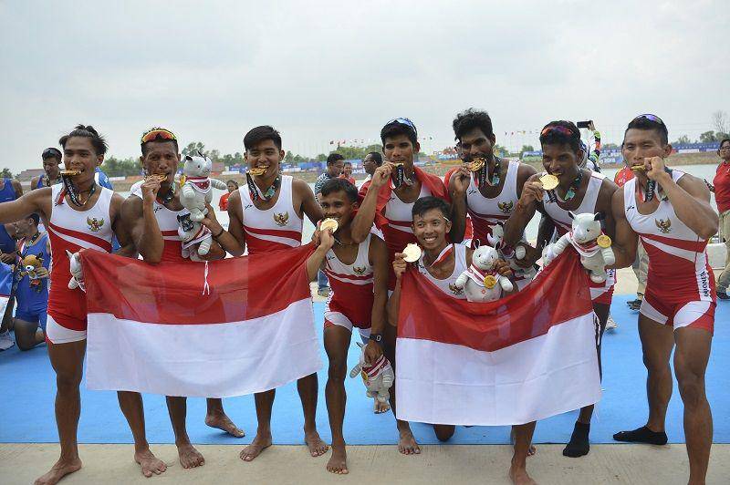 (Regu dayung Indonesia berpose memperlihatkan medali emas seusai pertandingan final dayung kelas ringan delapan putra Asian Games ke-18 tahun 2018) ANTARA FOTO/INASGOC/Nova Wahyudi