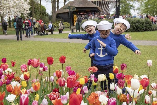 10 Foto Si Kembar Song Triplet, Stylish dan Bikin Kangen!